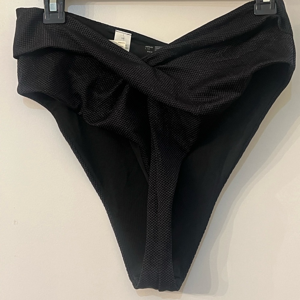 High waisted, cheeky, bikini bottoms. Size large